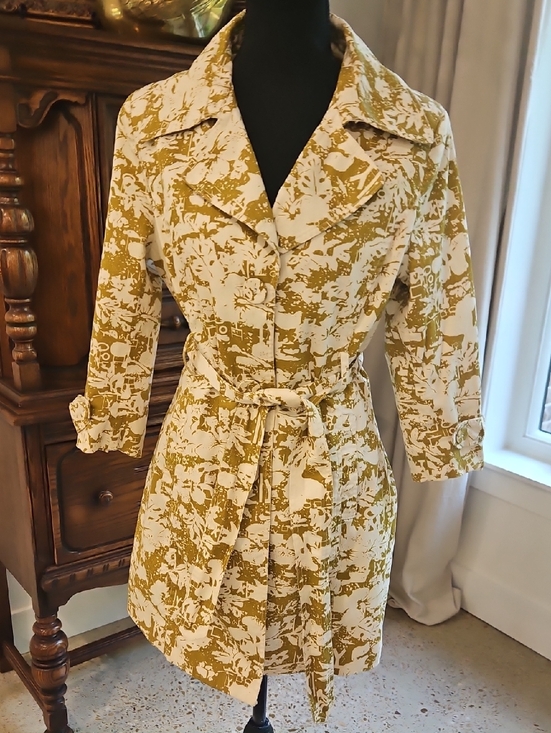 Forever 21 Jackets & Blazers - XXI Printed Belted Trench Coat in White and Mustard. Size L